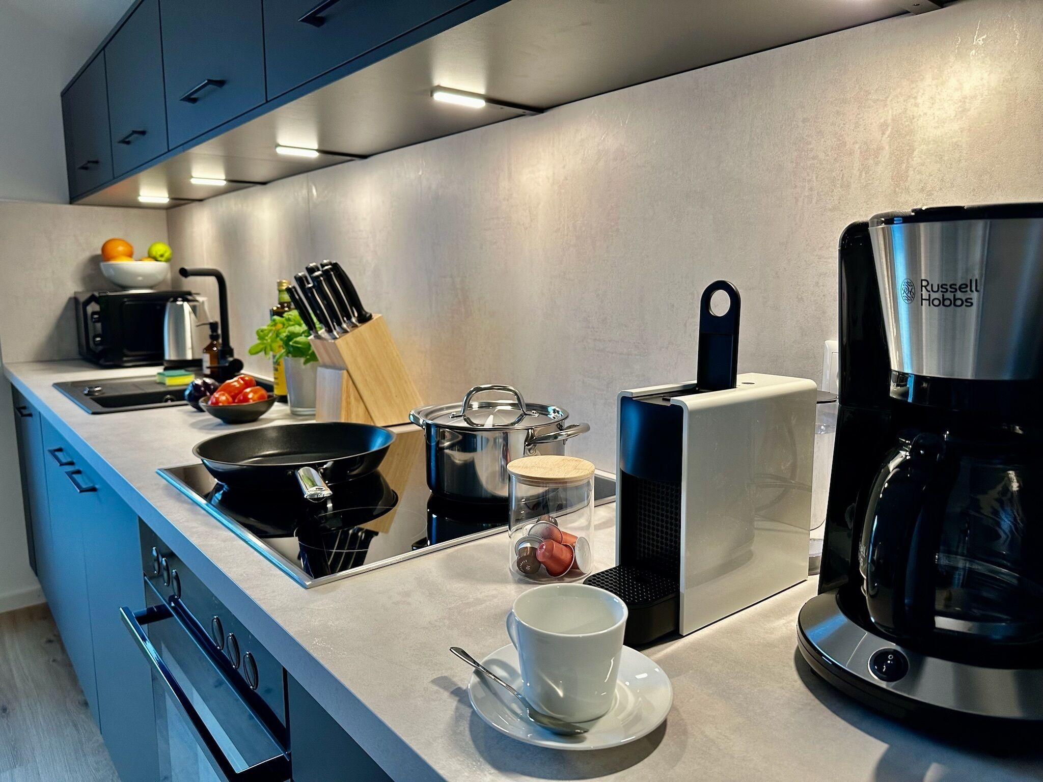 Apartment, 1 King Bed, Mountain View | Private kitchen | Full-size fridge, microwave, oven, stovetop