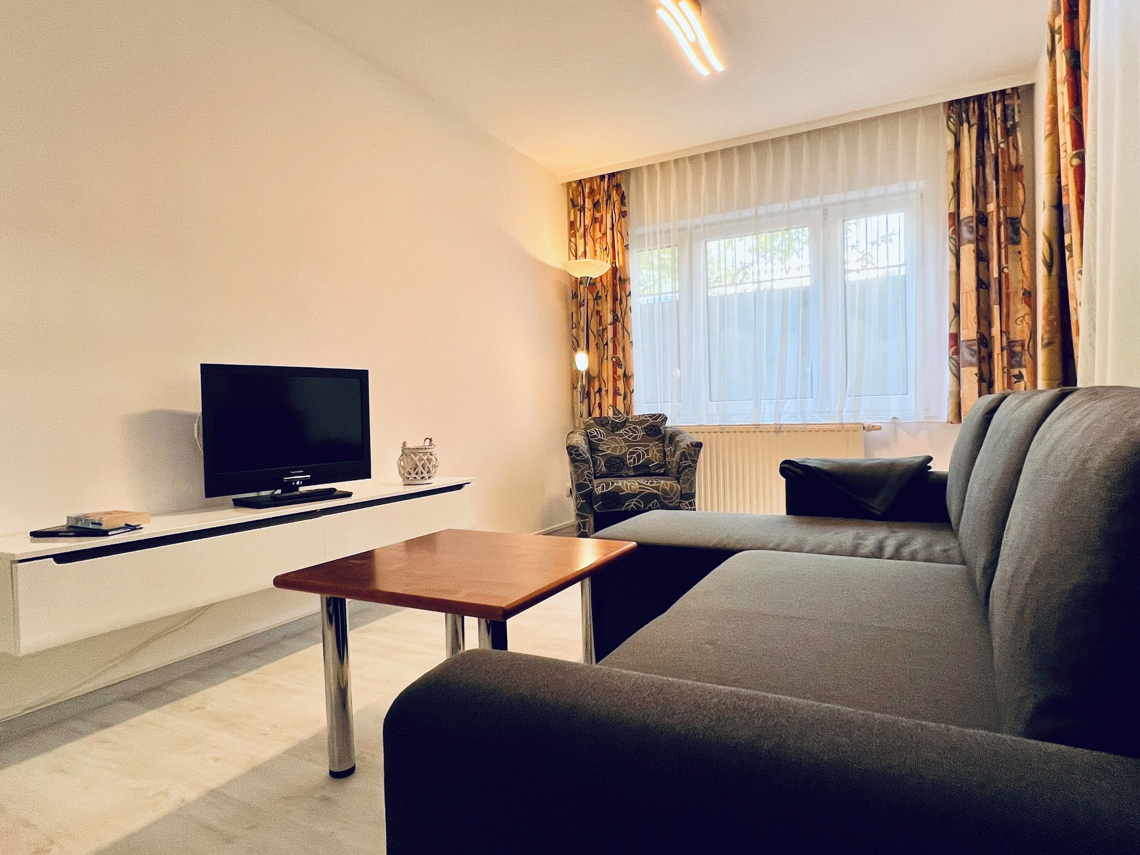 Standard-Apartment | Wohnbereich | Fernseher