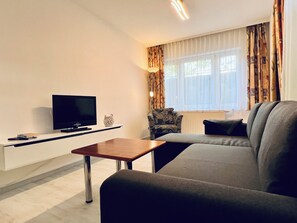 Leilighet – standard | Oppholdsområde | TV