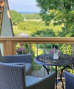 Outdoor dining - Holiday Home 'Kuschel-Muschel' with Sea View, Private Terrace and Wi-Fi (Scharbeutz)