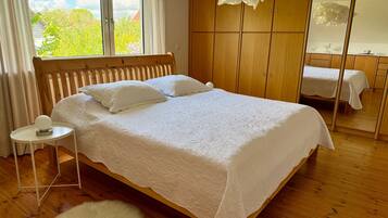 3 Schlafzimmer, Schreibtisch, Bügeleisen/Bügelbrett, WLAN