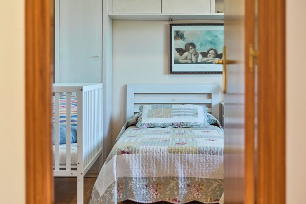 Tabla de planchar con plancha, wifi y ropa de cama