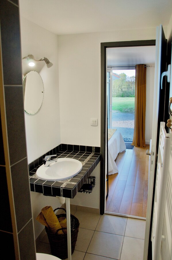1 chambre, fer et planche à repasser, Wi-Fi, draps fournis