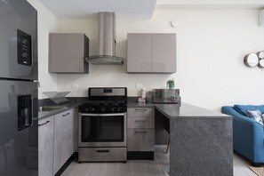 Kjøleskap, mikrobølgeovn, ovn og kaffetrakter/tekoker