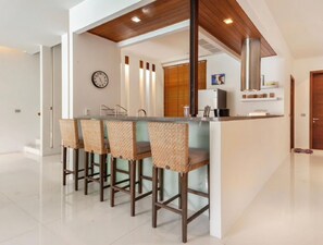 Refrigerador, microondas y tostadora 