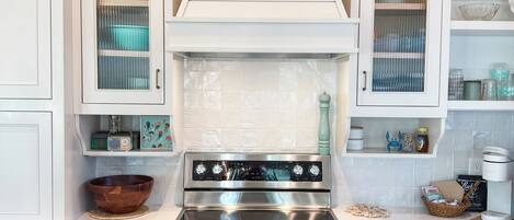 冷蔵庫、電子レンジ、オーブン、コンロ