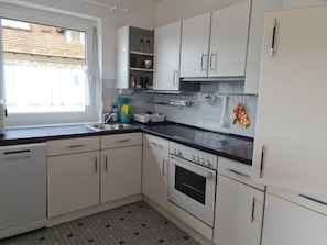 Kühlschrank, Mikrowelle, Geschirrspüler, Toaster