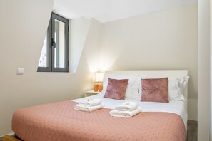 2 chambres, fer et planche à repasser, lit de bébé portatif