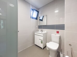 Regadera, secadora de cabello, toallas 