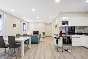 Réfrigérateur, four à micro-ondes, un four, lave-vaisselle