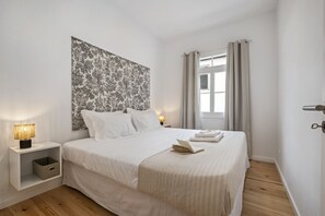 3 chambres, fer et planche à repasser, lit de bébé portatif