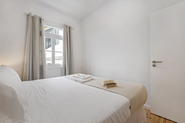 Iron/ironing board, free WiFi, bed sheets