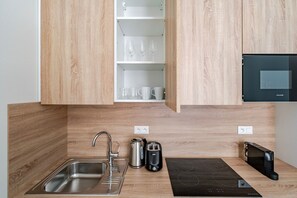 Microwave, oven, dishwasher, cookware/dishes/utensils