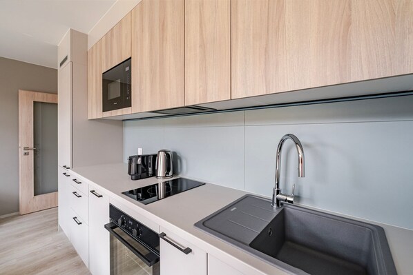 Microwave, oven, dishwasher, cookware/dishes/utensils