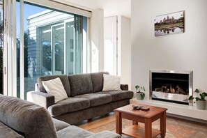 TV - Premium Abode with Plunge Pool steps to Ponsonby (Auckland Central Suburbs)