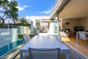Outdoor dining - Premium Abode with Plunge Pool steps to Ponsonby (Auckland Central Suburbs)