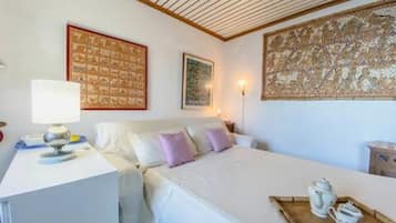 Iron/ironing board, bed sheets