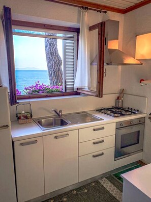 Fridge, coffee/tea maker, cookware/dishes/utensils, dining tables
