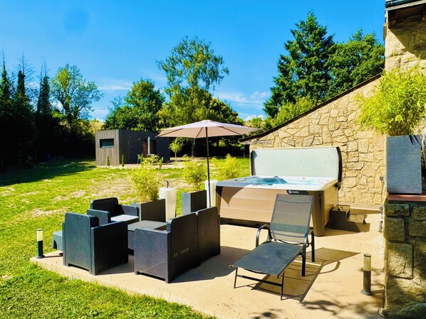 Outdoor spa tub