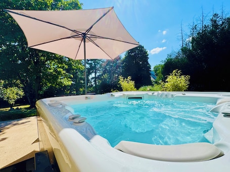 Outdoor spa tub. Domaine du Mafay - Provençal Lodge