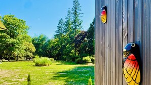 A wooden post with two butterfly decorations. - Domaine du Mafay - Provençal Lodge (Bourg-des-Comptes)