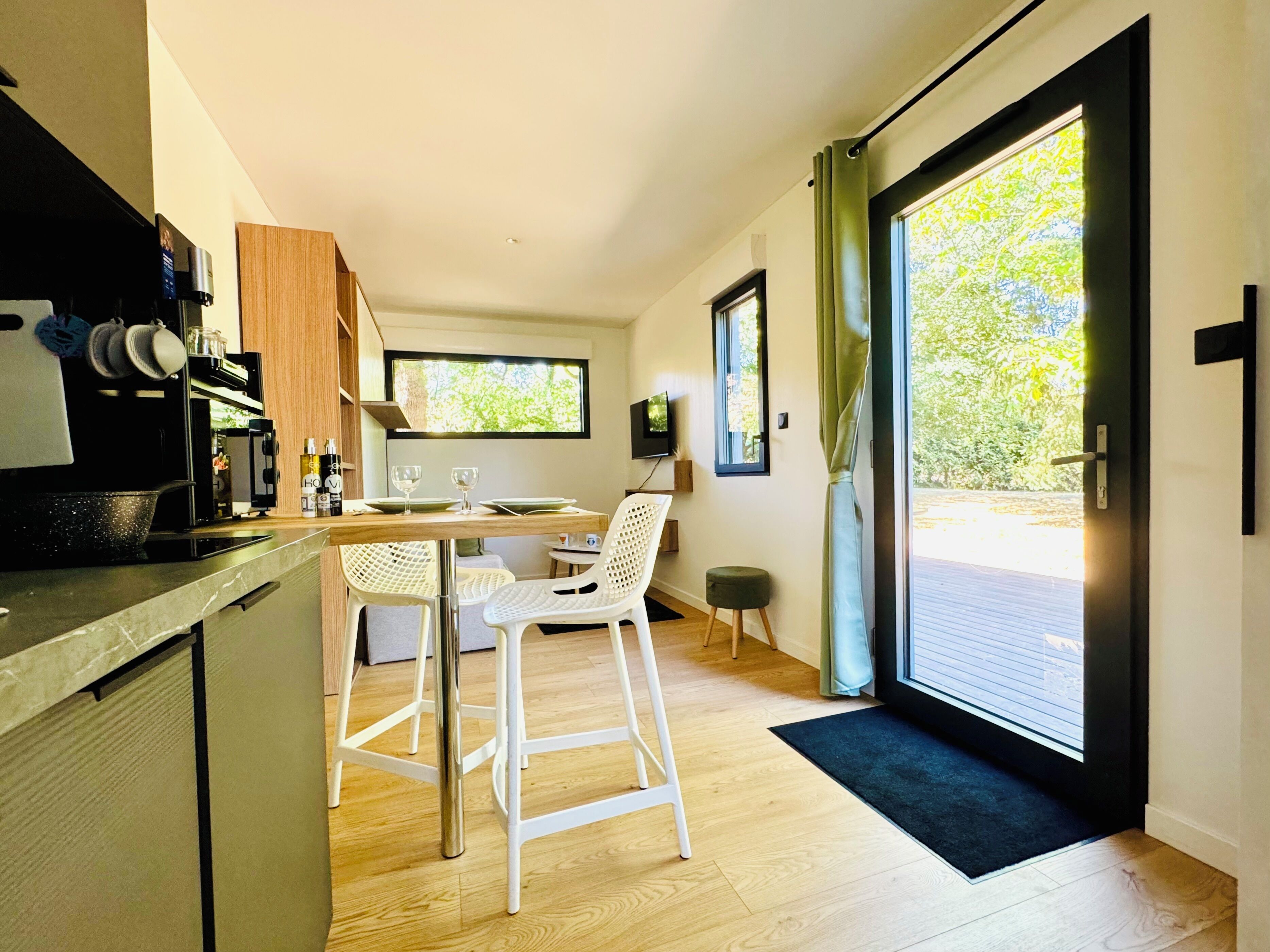 冷蔵庫、電子レンジ、オーブン、コンロ