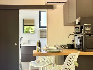 Fridge, microwave, oven, stovetop - Domaine du Mafay - Lodge Broceliane (Bourg-des-Comptes)