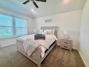 3 bedrooms, iron/ironing board, WiFi, bed sheets