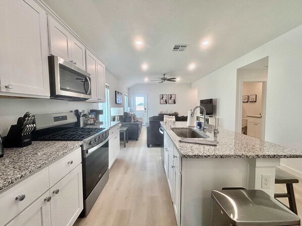 Kylskåp, mikrovågsugn, ugn och spishäll