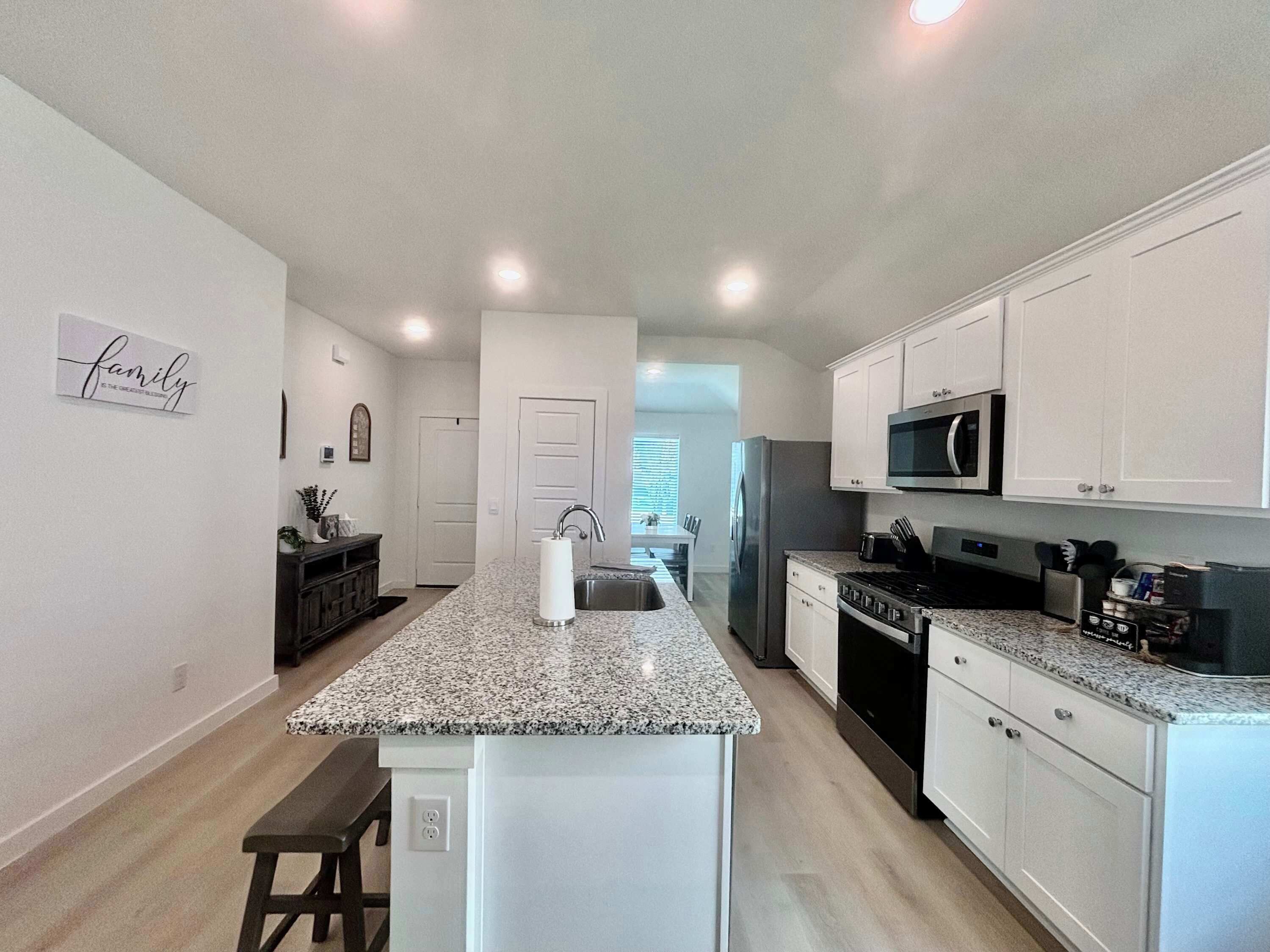 Kjøleskap, mikrobølgeovn, ovn og kokeplater