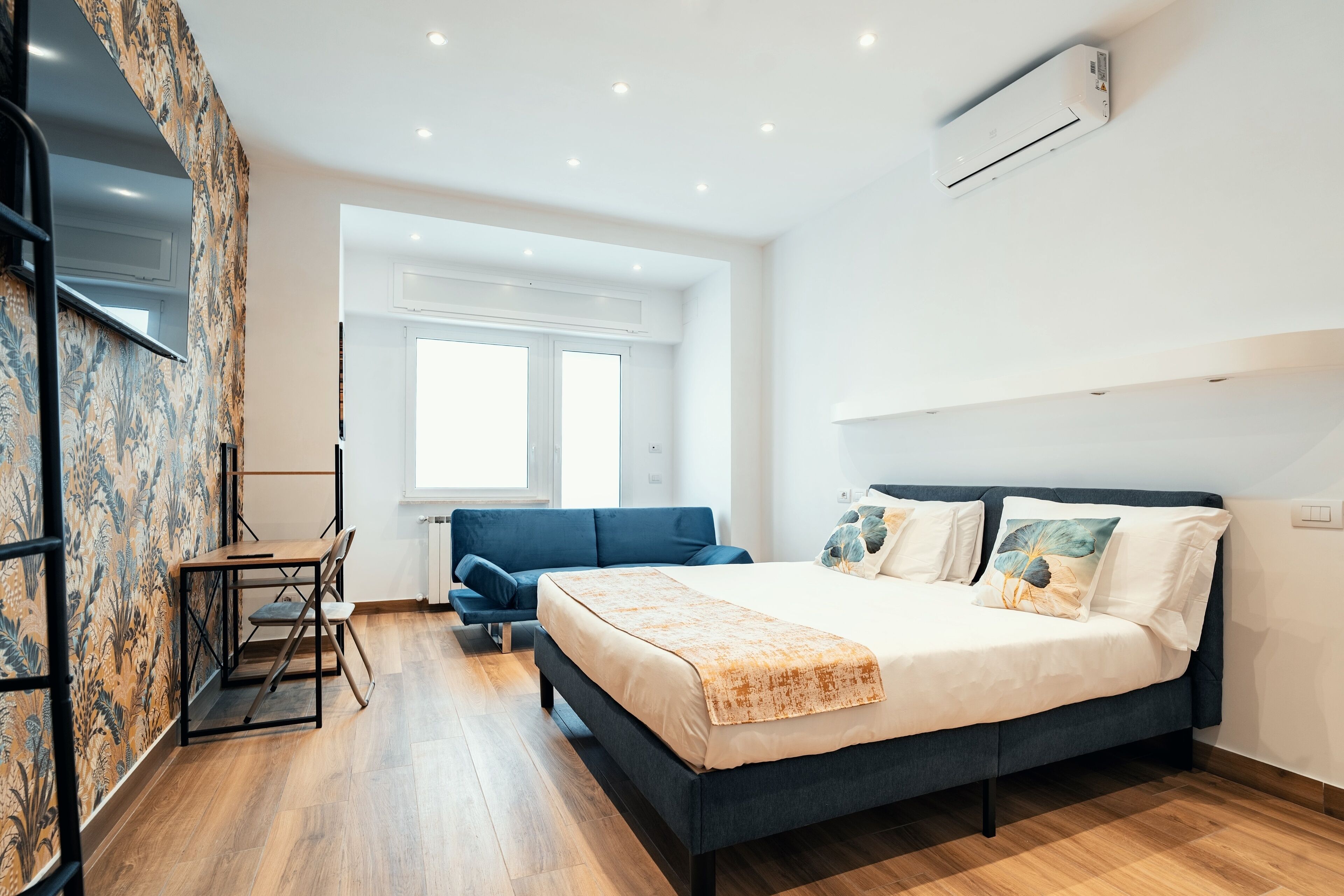 Signature driepersoonskamer, uitzicht op de stad | Een bureau, een laptopwerkplek, gratis wifi