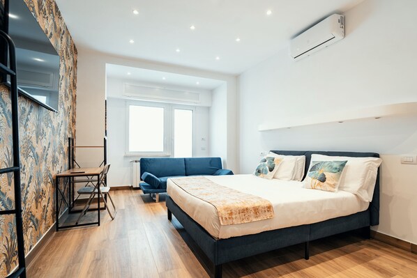 Bureau, espace de travail pour ordinateur portable, Wi-Fi gratuit