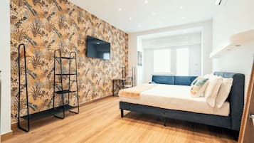 Signature-Dreibettzimmer, Stadtblick | Schreibtisch, laptopgeeigneter Arbeitsplatz, kostenloses WLAN