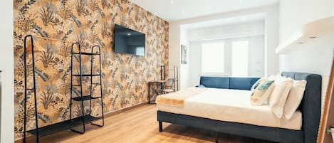 Signature driepersoonskamer, uitzicht op stad | Een bureau, een laptopwerkplek, gratis wifi