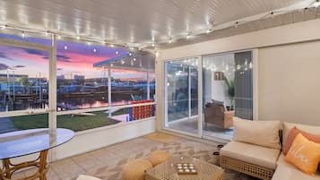 Smart TV, mesa de pingue-pongue, livros