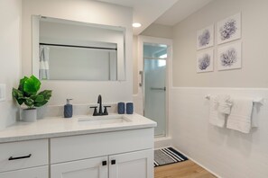 Dusche, Haartrockner, Handtücher, Seife