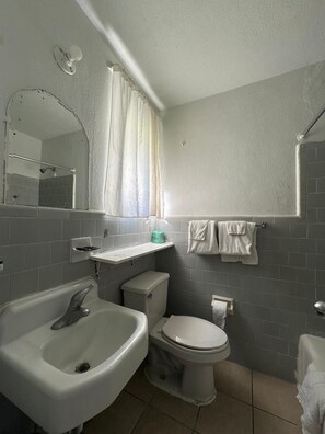 Bathroom - Motel Jesup Near US 301 (Jesup)