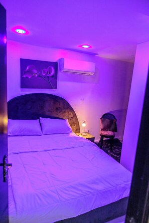 2 bedrooms, iron/ironing board, free WiFi, bed sheets - 2BR Apartment in Lekki Phase 1/WIFI/24/7 POWER (Lekki)