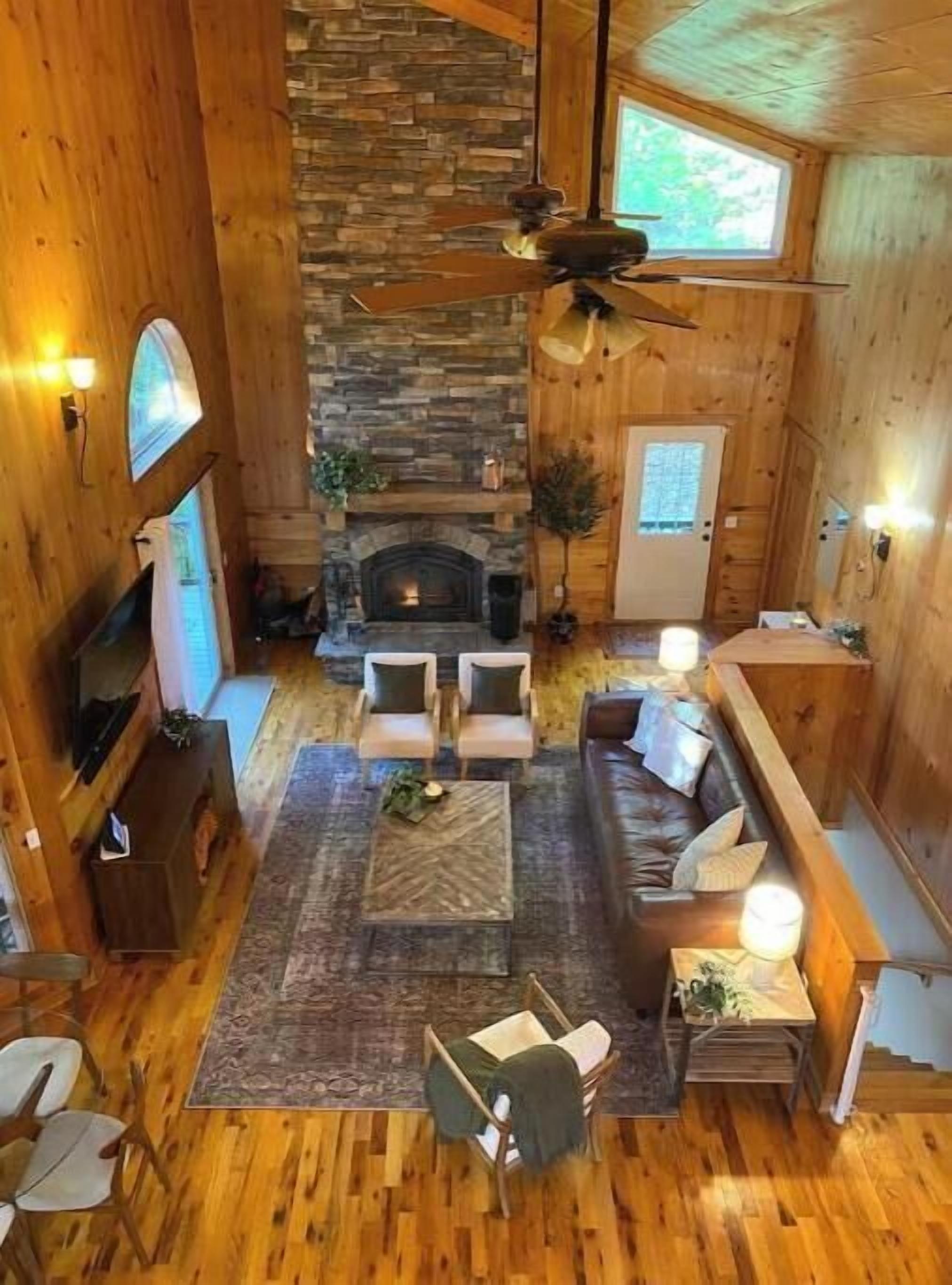 Una Smart TV, una chimenea