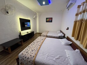 Una cassaforte in camera, una scrivania, postazione laptop