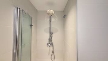 SĂšche-cheveux, serviettes fournies