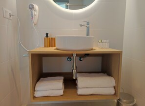Een haardroger, handdoeken