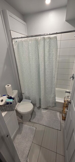 Toalhas de banho, sabonete, papel higiênico 