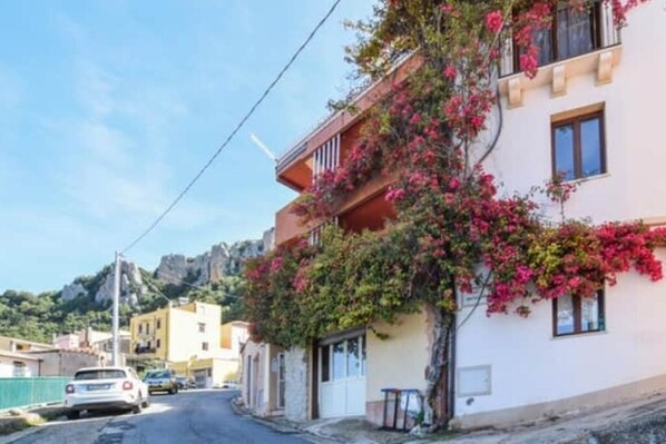 Exterior - Villafiore. Large bright panoramic sea/mountain apartment 3rd floor. (Baunei)