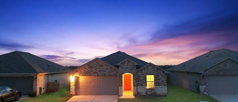 住宿正面 (夜晚)