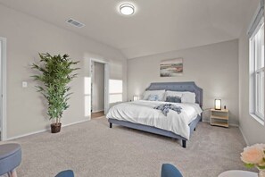 Hus (4 Bedrooms) | 4 sovrum, arbetsyta för laptop, strykjärn/strykbräda och sängkläder