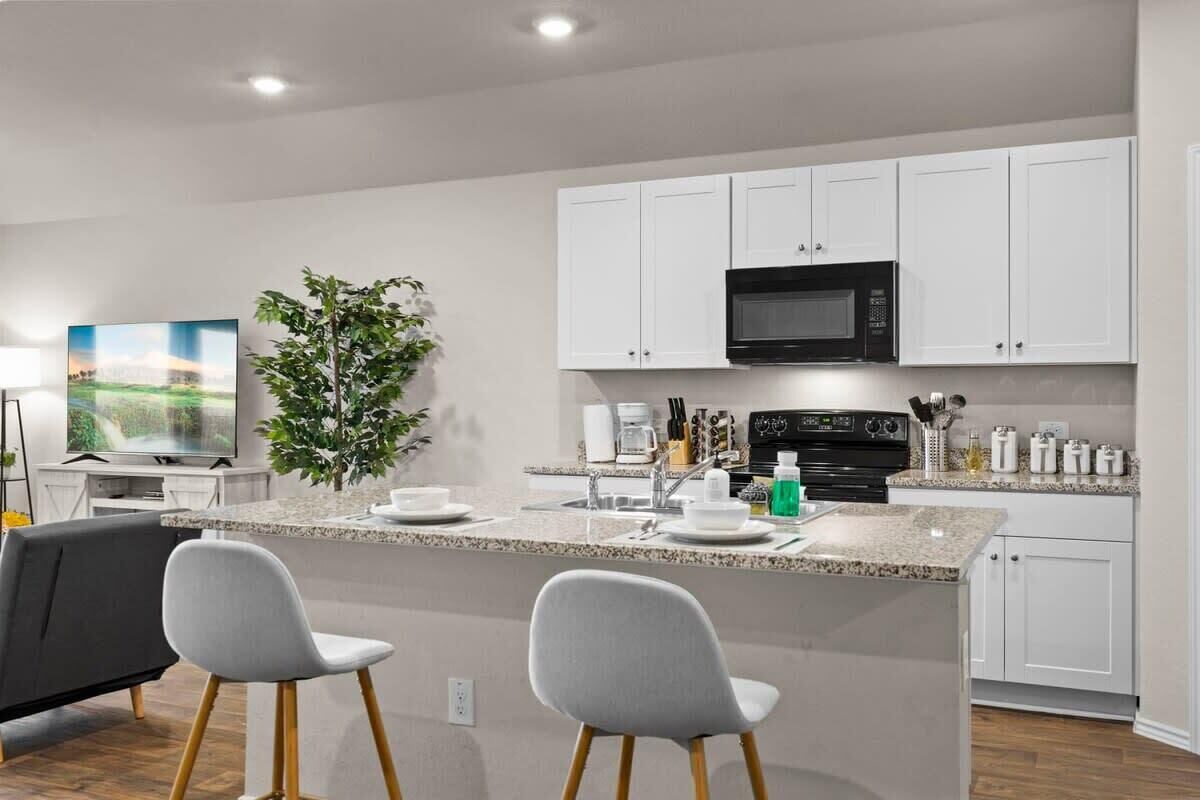 House (4 Bedrooms) | Private kitchen | Microwave, oven, coffee/tea maker, highchair