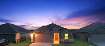 @ Marbella Lane - Amazing 4BR Lakeview Home