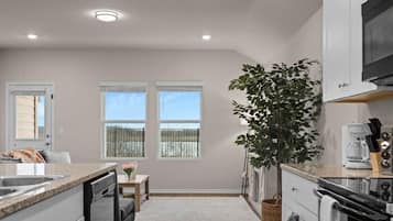 ハウス (4 Bedrooms) | 専用キッチン | 電子レンジ、オーブン、コーヒー / ティーメーカー、ハイチェア