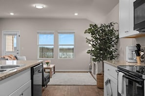 Hus (4 Bedrooms) | Privat køkken | Mikrobølgeovn, ovn, kaffe-/temaskine, højstol